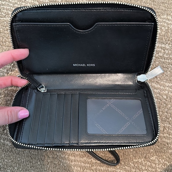 Michael Kors wristlet - Picture 2 of 2